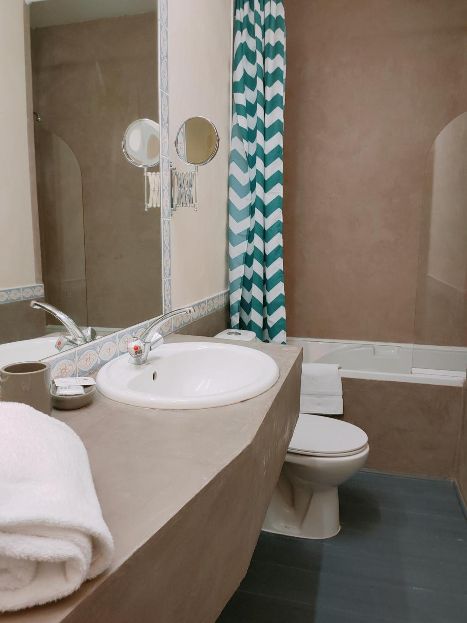 Le Royal Hotel Saint-Pol-sur-Ternoise Ngoại thất bức ảnh